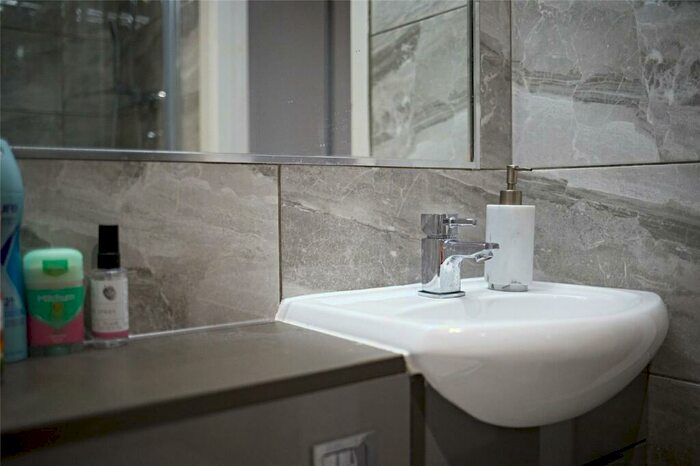 Apartment To Rent In Apt, Cross Street #, M2
