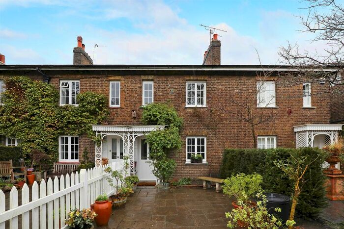 2 Bedroom Cottage To Rent In Ham Gate Avenue, Richmond, TW10