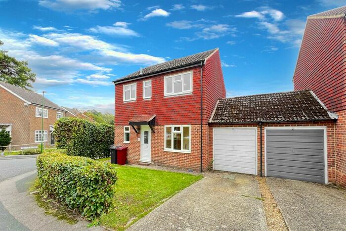 3 Bedroom Link Detached House To Rent In Bedroom Link Detached House In Midhurst, GU29