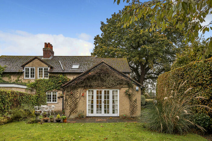 3 Bedroom Cottage To Rent In Lymore Lane, Keyhaven, SO41