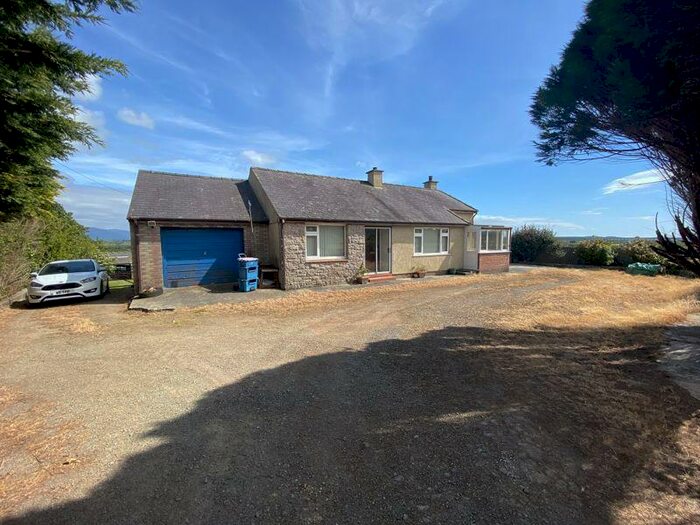 3 Bedroom Detached Bungalow For Sale In Isle Of Anglesey, LL62