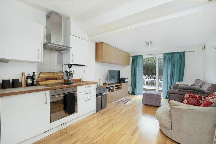 2 Bedroom Flat To Rent In Undine Street, Tooting Broadway SW17