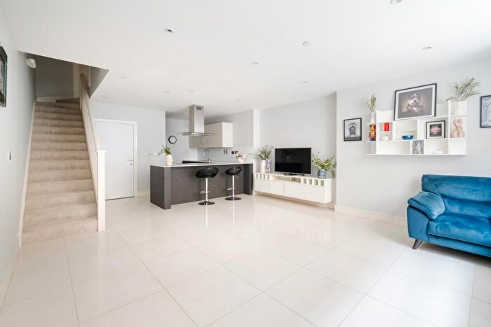 3 Bedroom Terraced House To Rent In Rampart Street London, E1