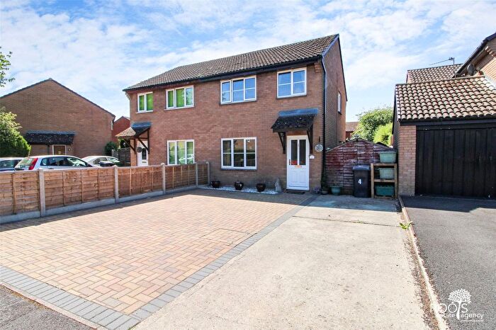 3 Bedroom Semi Detached House For Sale In Braemore Close, Thatcham, Berkshire, RG19