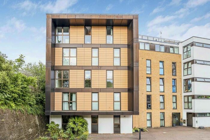 2 Bedroom Flat To Rent In Petergate, London, SW11