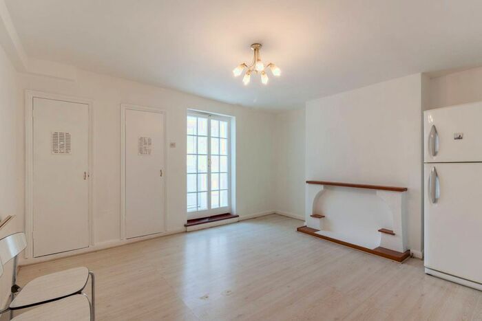 4 Bedroom Terraced House For Sale In Askew Road, Ravenscourt Park, London, W12