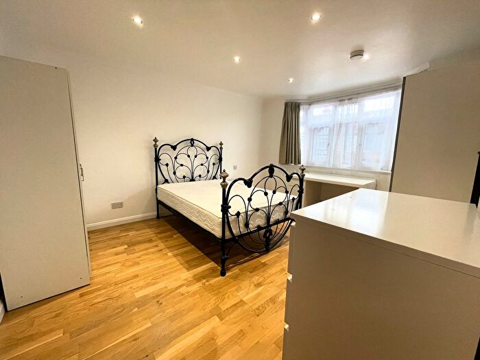 Studio To Rent In Hedge Lane, Southgate, N13