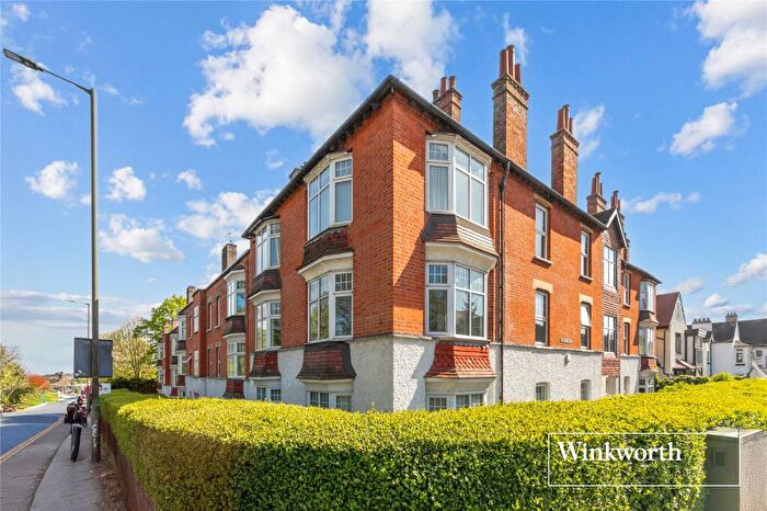 3 Bedroom Apartment For Sale In Avenue Mansions, Bedford Avenue, High Barnet, EN5