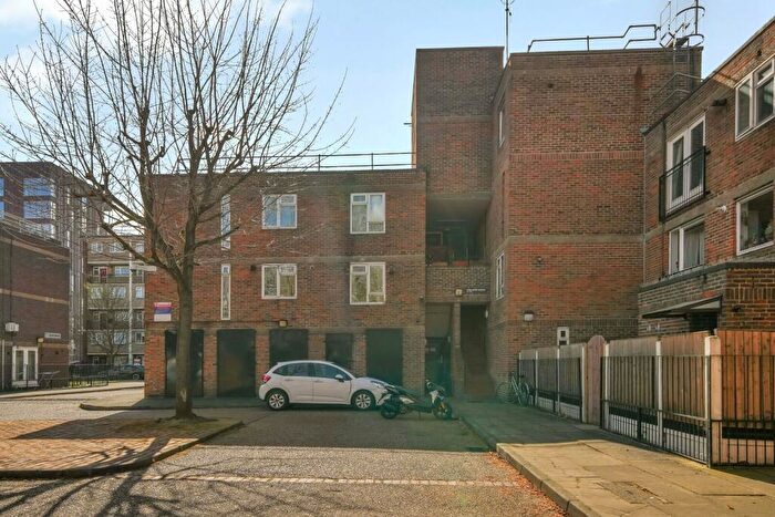2 Bedroom Maisonette For Sale In Nelson Gardens, London, E2
