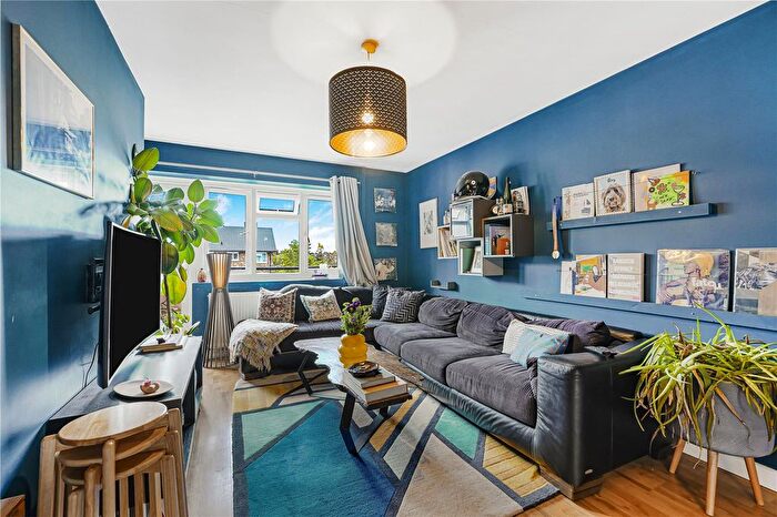 3 Bedroom Flat For Sale In Chigwell Road, London, E18
