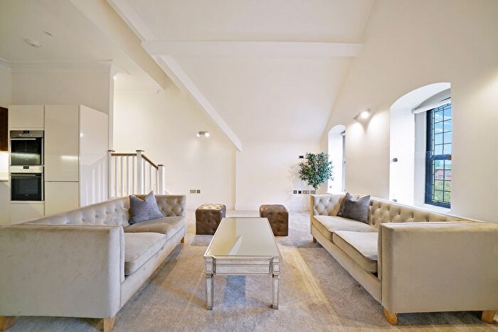 3 Bedroom Flat To Rent In Havanna Drive, London, NW11