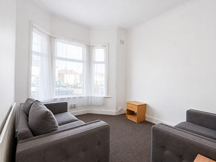 1 Bedroom Flat To Rent In Green Lane, Ilford, IG3