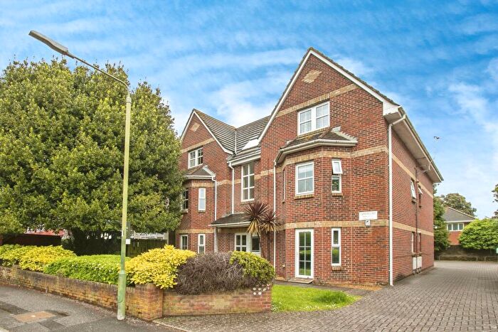 2 Bedroom Flat To Rent In Crabton Close Road, BH5