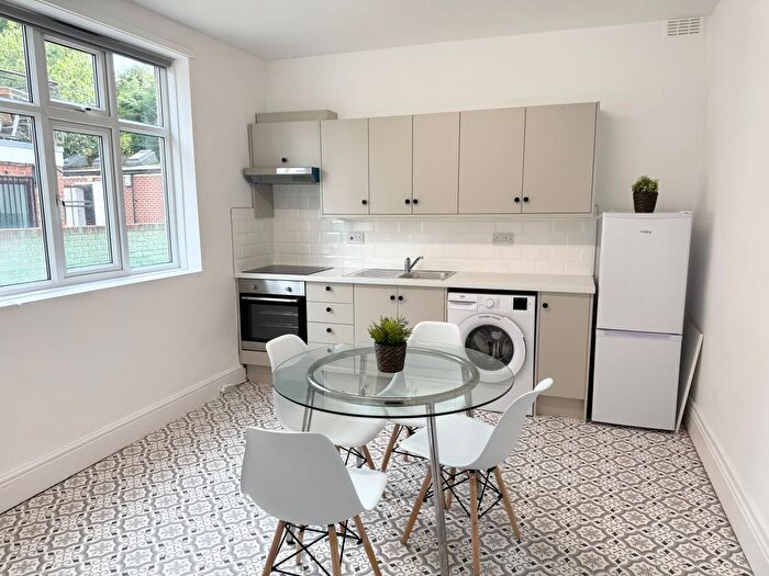 2 Bedroom Flat To Rent In Flat, Otley Road, LS6