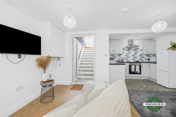 2 Bedroom Flat To Rent In Lea Bridge Road, London, E10