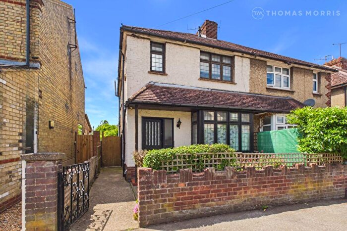 3 Bedroom Semi-Detached House For Sale In Banks Road, Biggleswade, Bedfordshire, SG18