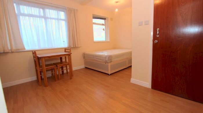 Studio To Rent In Nightingale Road, London, N9