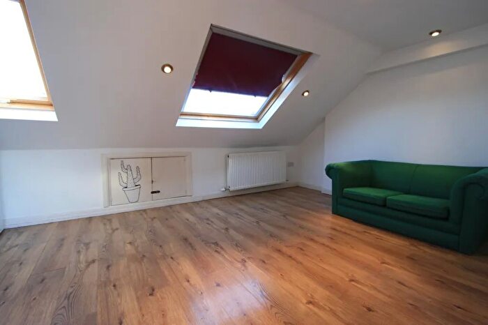 1 Bedroom Flat To Rent In Lymington Close, London, SW16
