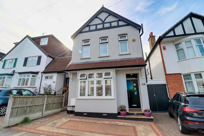 4 Bedroom Detached House For Sale In Kingswood Chase, Leigh-On-Sea, SS9