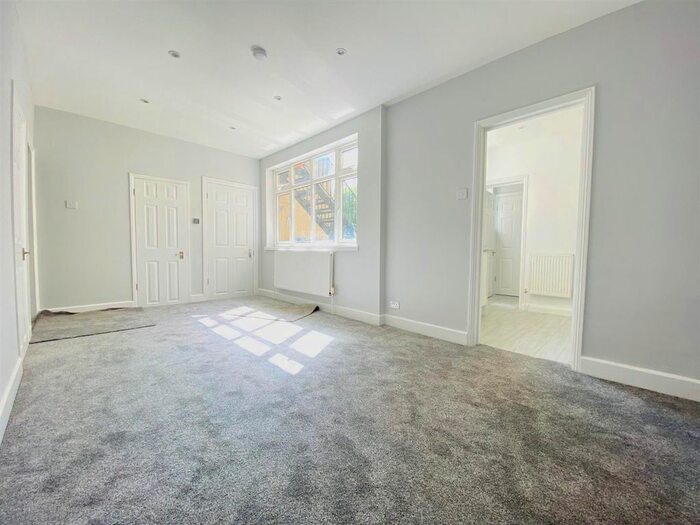 2 Bedroom Flat To Rent In Albert Road, London, SE25