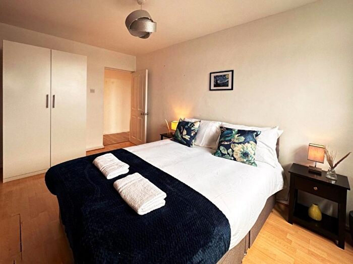2 Bedroom Flat To Rent In Grove Park Road, London, SE9