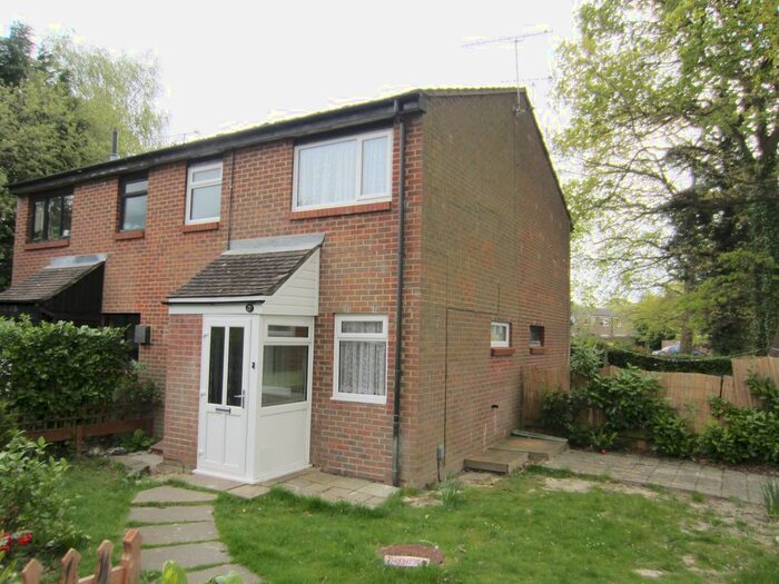 1 Bedroom Flat To Rent In Kenilworth Close, Crawley, RH11