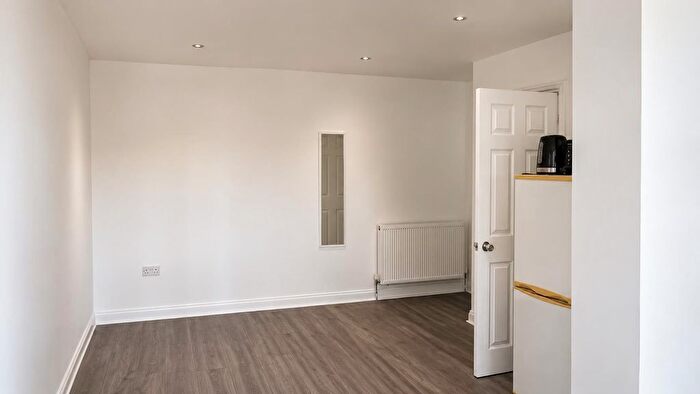 Studio To Rent In Ash Grove, Southall, Middlesex, UB1