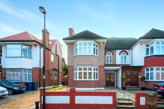 3 Bedroom Semi-Detached House To Rent In Crown Lane, Southgate, London, N14