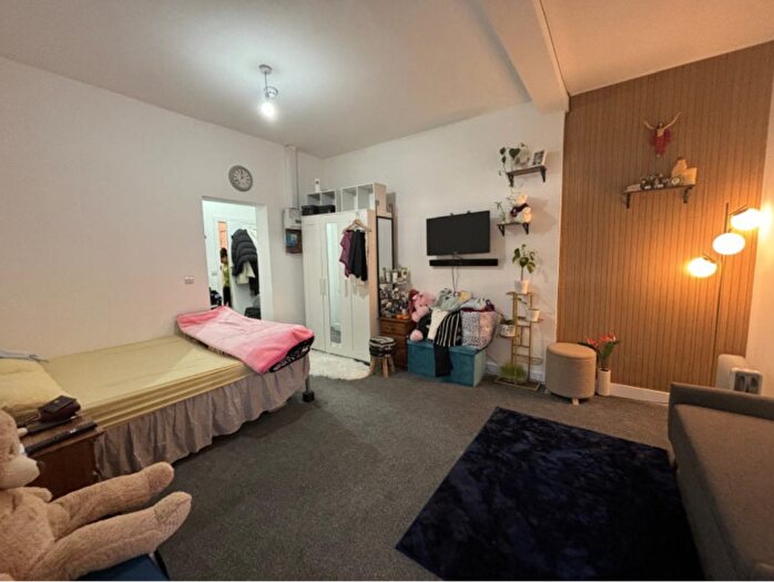 1 Bedroom Flat To Rent In Grove Road, Hounslow, TW3