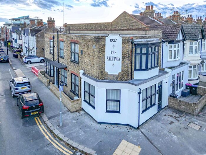 2 Bedroom Apartment For Sale In The Saltings, Pall Mall, Leigh-On-Sea, SS9