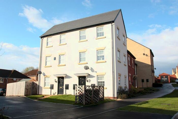 2 Bedroom Town House To Rent In Turnberry Avenue, Ackworth, Pontefract, WF7