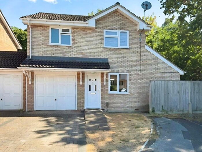2 Bedroom Link Detached House For Sale In Oak Way, Woodley, Reading, RG5