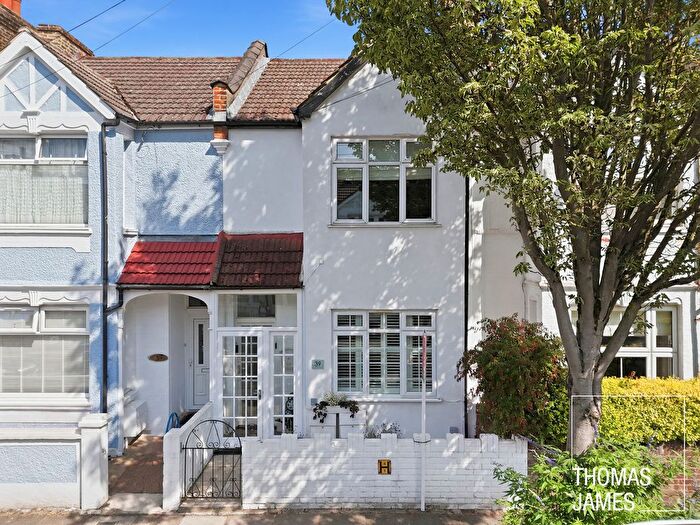 2 Bedroom Maisonette For Sale In Kynaston Road, Enfield, EN2