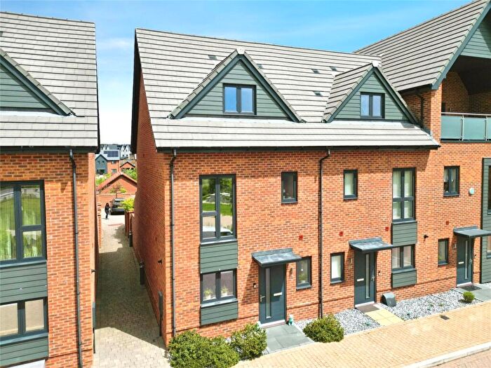 3 Bedroom End Of Terrace House For Sale In Hawthorn Drive, Crowthorne, Berkshire, RG45