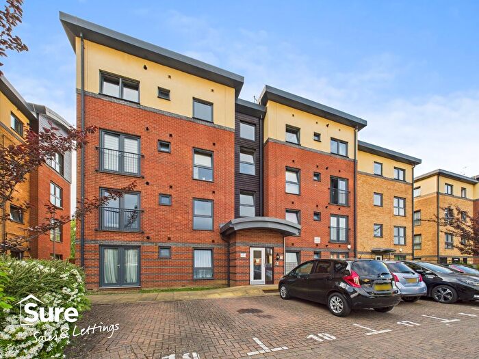 2 Bedroom Flat To Rent In Raven Close, Watford, Hertfordshire, WD18