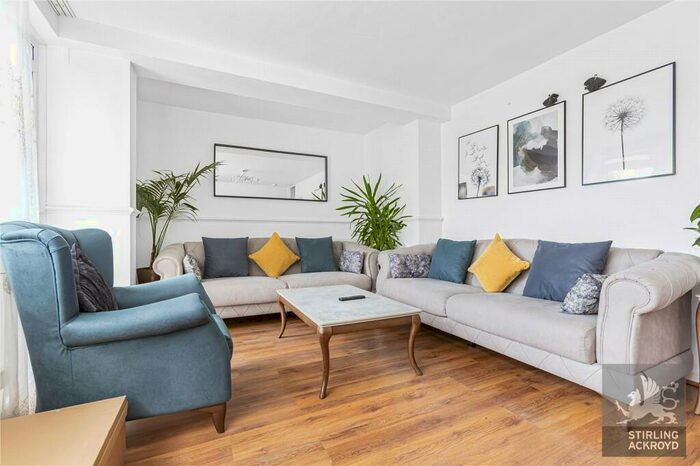 3 Bedroom Apartment To Rent In Fields Estate, Lansdowne Drive, Hackney, London, E8