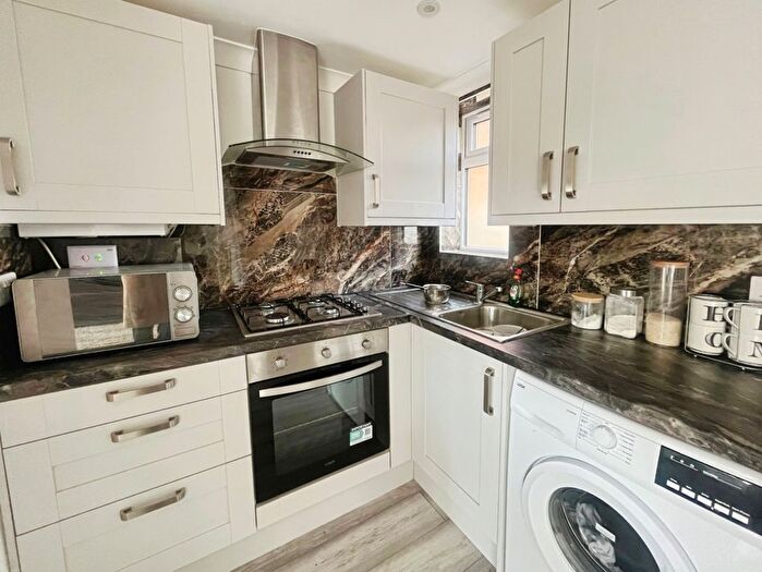 2 Bedroom Flat To Rent In Bath Road, Hounslow, TW3
