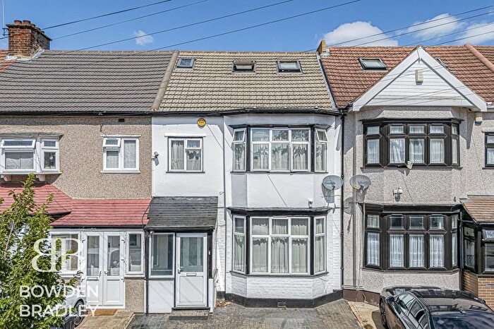 5 Bedroom Terraced House For Sale In Gantshill Crescent, Ilford, IG2