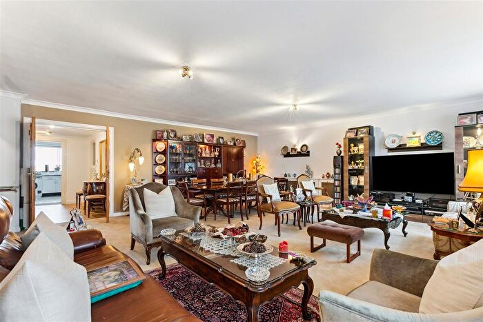 3 Bedroom Flat To Rent In Stuart House, Windsor Way, London, W14