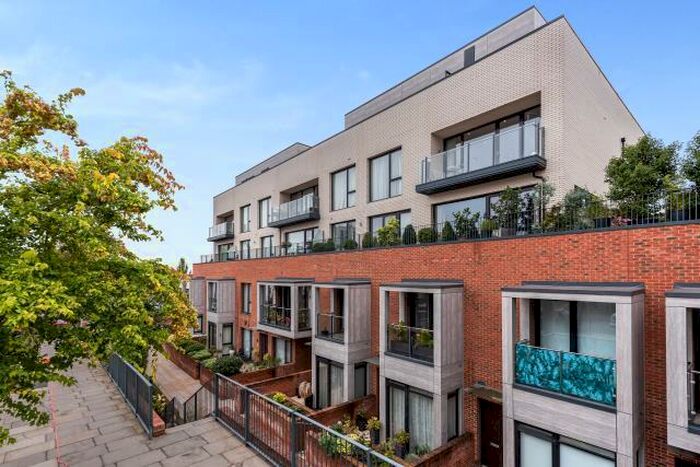 2 Bedroom Apartment To Rent In Llanvanor Road, London, NW2