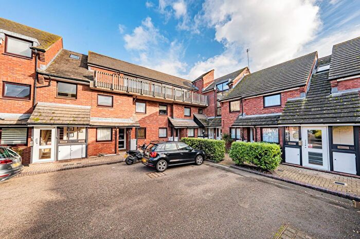 2 Bedroom Maisonette For Sale In Fairhaven, Egham, TW20