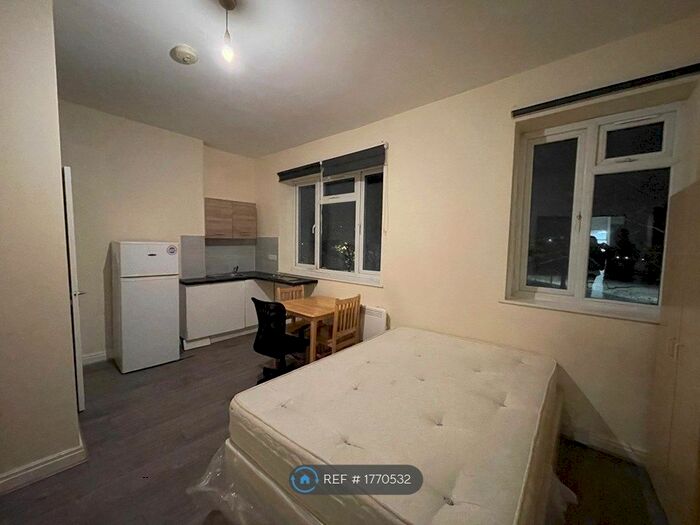 Studio To Rent In West Green Road, London, N15
