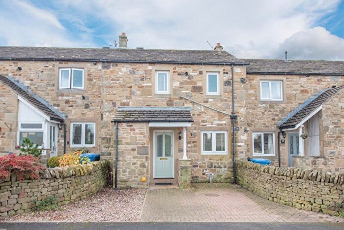 2 Bedroom Town House To Rent In Rosemount Court, Sutton-in-Craven, BD20