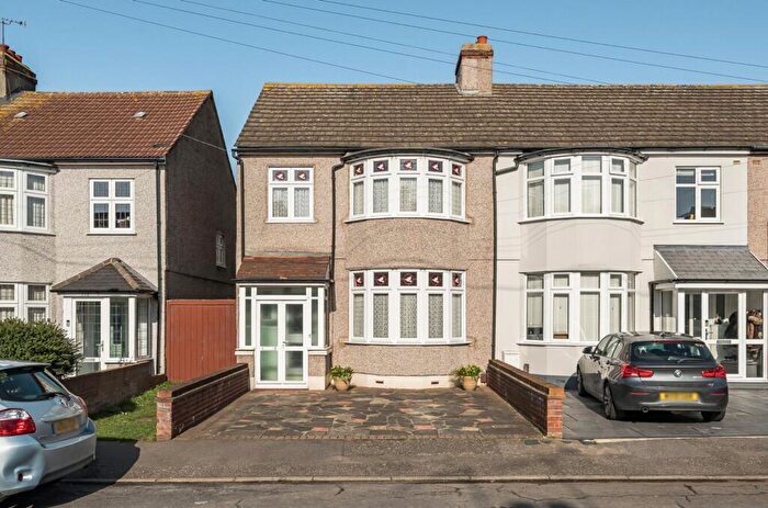 3 Bedroom End Of Terrace House For Sale In Norwood Avenue, Romford, RM7