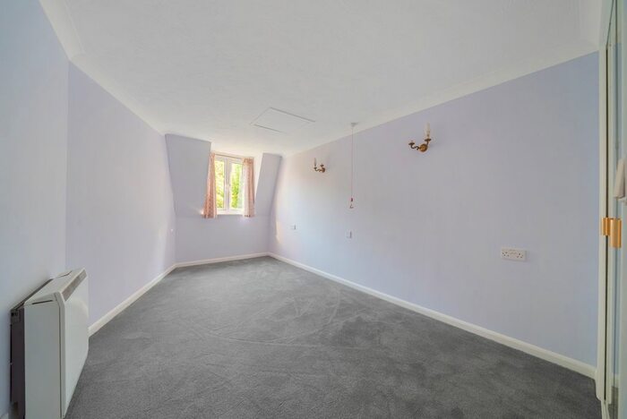 1 Bedroom Flat For Sale In Lords Bridge Court, Mervyn Road, Shepperton, TW17