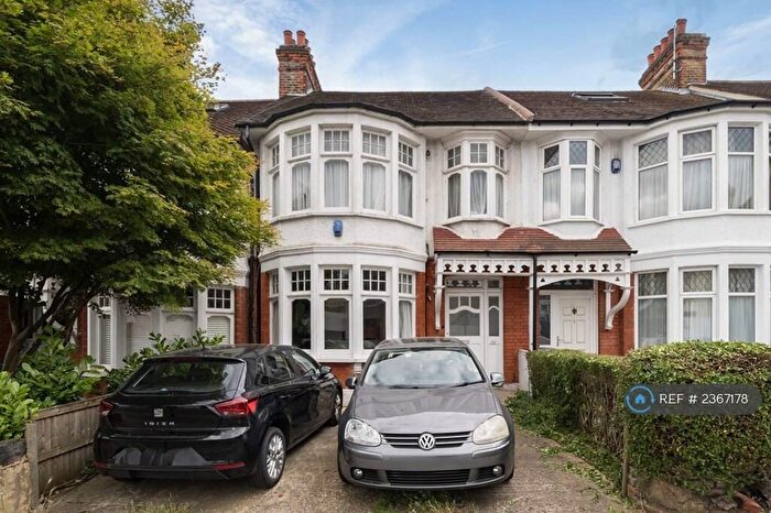 1 Bedroom Flat To Rent In Lodge Drive, London, N13