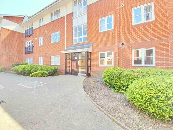 2 Bedroom Apartment To Rent In Deyncourt Gardens, Upminster, RM14