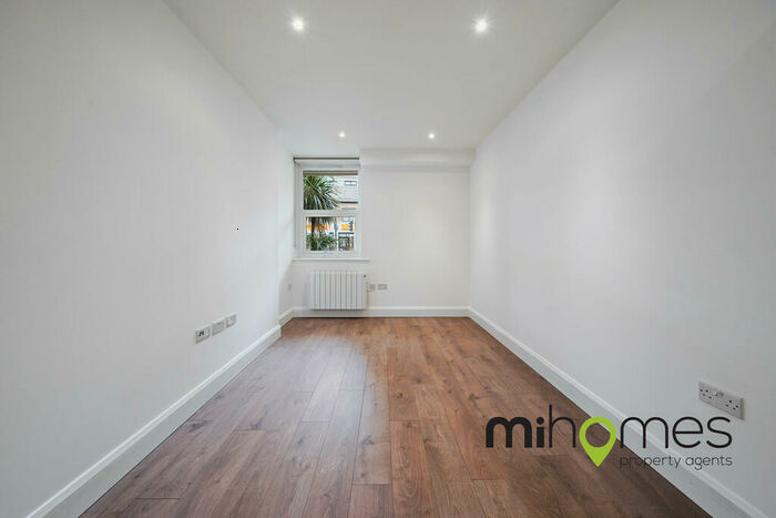 2 Bedroom Apartment To Rent In Key Point, Potters Bar, EN6