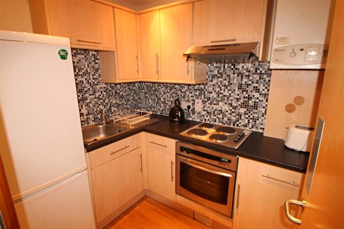 3 Bedroom Flat To Rent In Mundy Place, Cathays, CF24