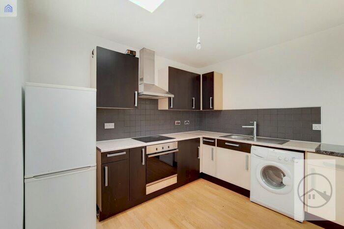 3 Bedroom Flat To Rent In Brighton Road, Purley, CR8